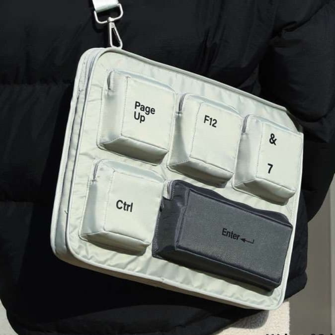 キーボード型パソコンケース　16インチまでのノートパソコンに対応。キーボード風が可愛い