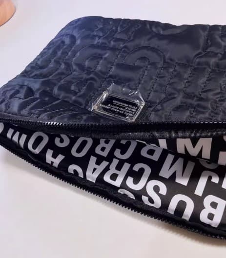 パソコンケース　13.3インチ キルティング高級デザインメタルプレート付きパソコンケース ビジネス 通勤 日常使い