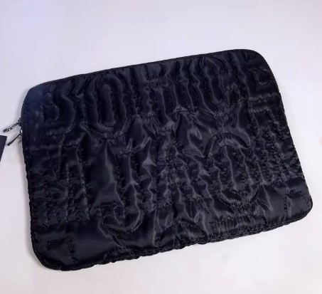 パソコンケース　13.3インチ キルティング高級デザインメタルプレート付きパソコンケース ビジネス 通勤 日常使い