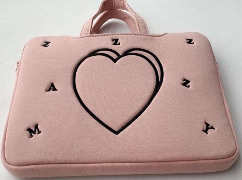 パソコンケース ハートとアルファベットのパソコンバッグ　シンプルだけど可愛い☆