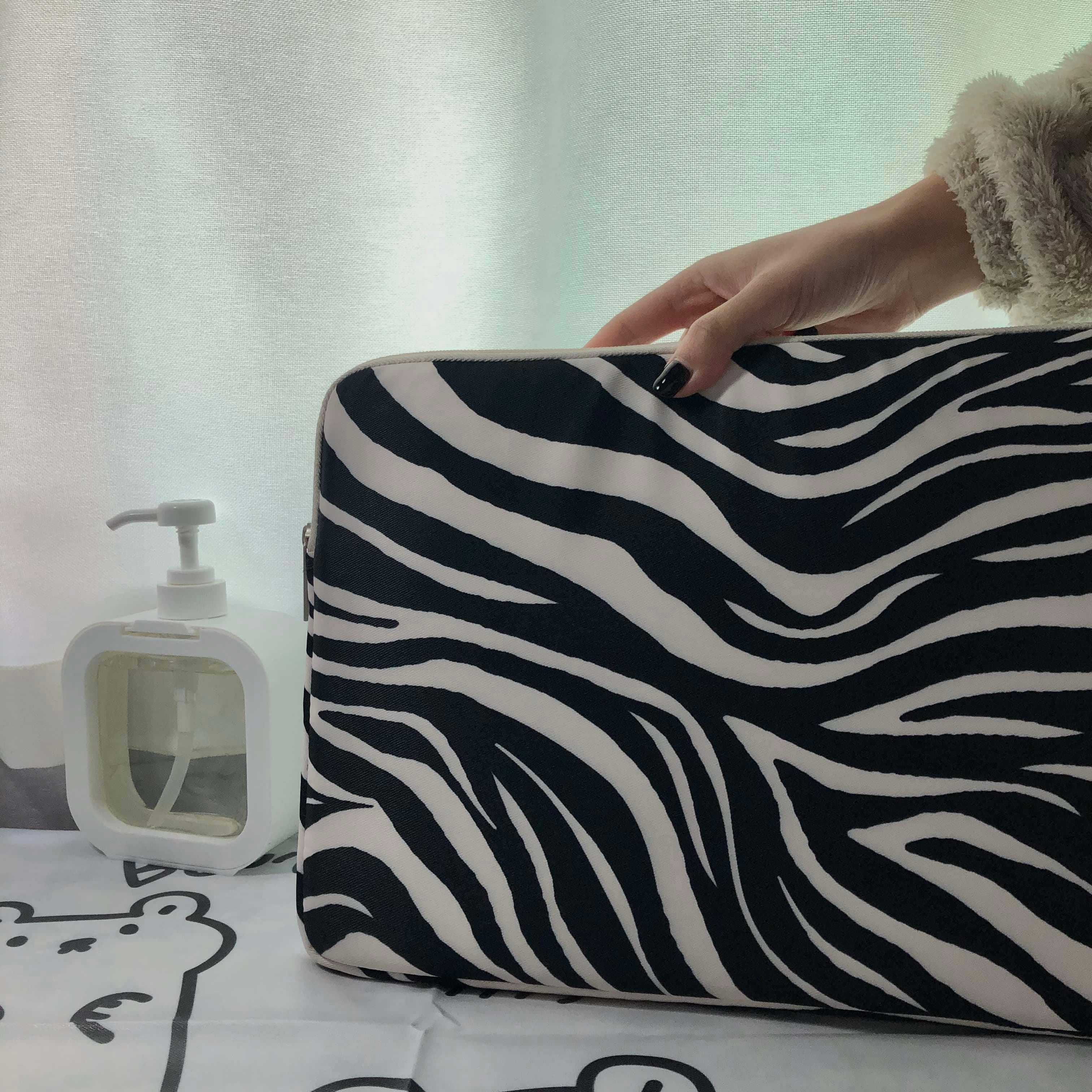 パソコンケース　11インチ～17インチ ゼブラ柄インパクトパソコンケース 日常使い カジュアル 個性派