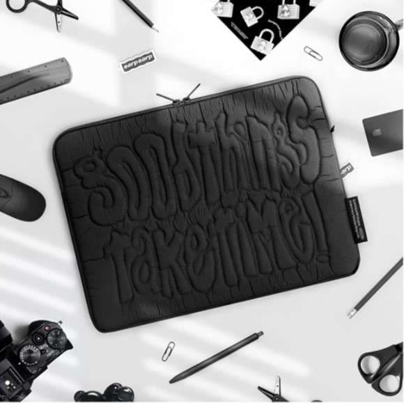 浮き出る文字のパソコンケース　ブラック　ブルー　11インチ　14インチ　15インチ　対応