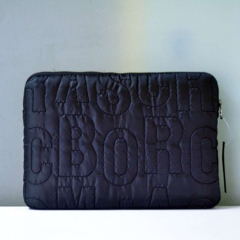 パソコンケース　13.3インチ キルティング高級デザインメタルプレート付きパソコンケース ビジネス 通勤 日常使い