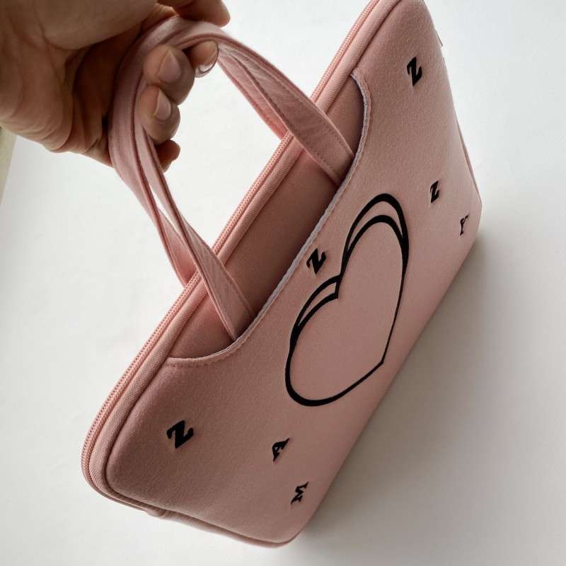 パソコンケース ハートとアルファベットのパソコンバッグ　シンプルだけど可愛い☆