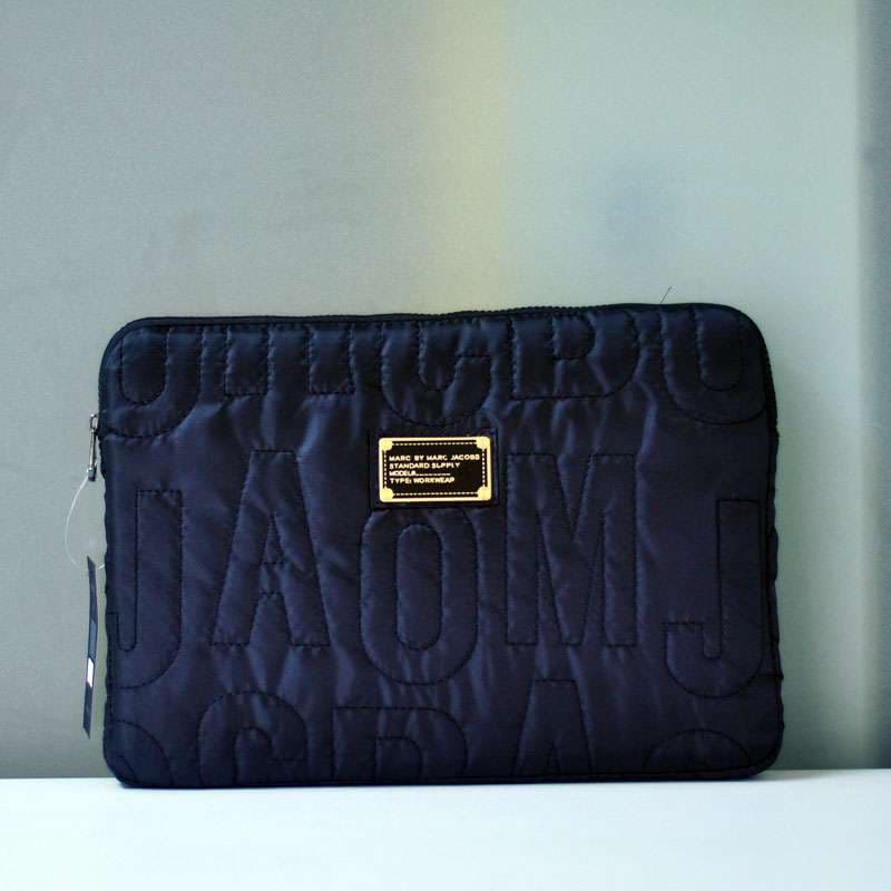 パソコンケース　13.3インチ キルティング高級デザインメタルプレート付きパソコンケース ビジネス 通勤 日常使い