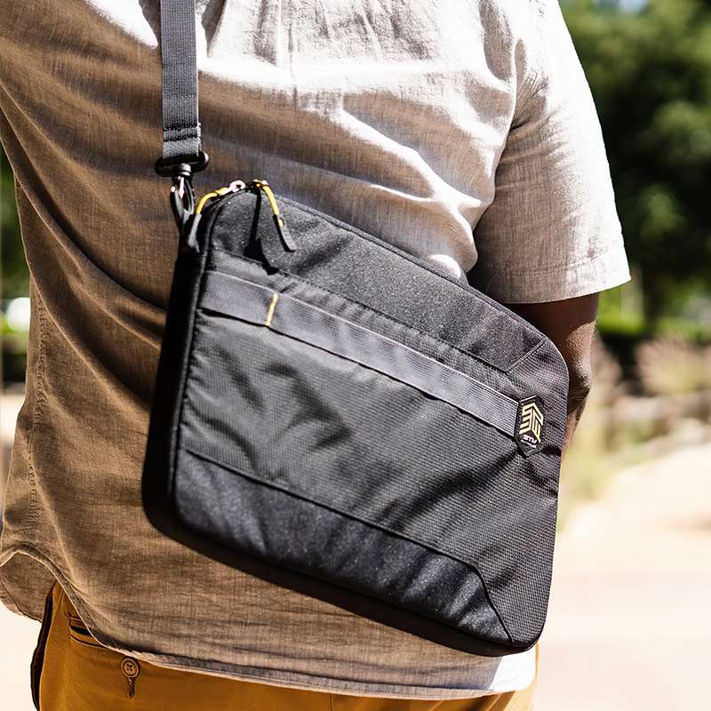 パソコンケース　コンパクト軽量ショルダー付きパソコンケース13インチ