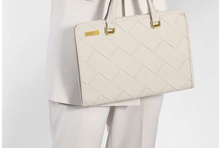 【非表示】パソコンケース  キルティング模様の高級感あふれる手提げバッグ